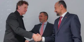 Фатмир Битиќи, Јован Деспотосвски и претставникот на БМЗ за време на потпишувањето на договорот. Фото: Независен
