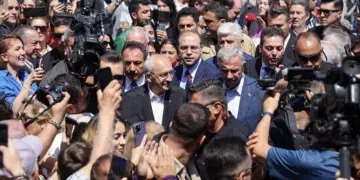 Кемал Киличдароглу на денот на гласањето, опкружен со поддржувачи и бројни новинарски екипи, 14 мај 2023.