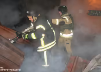 Украинската државна служба за вонредни состојби гасне пожар предизвикан од руски напад врз Днепропетровската област на 8 април 2025 година. Фото: Државна служба за итни случаи / Телеграм