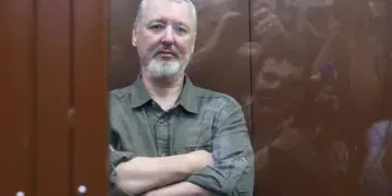 Рускиот националистички критичар на Кремљ и поранешен воен командант Игор Гиркин, познат и како Игор Стрелков, обвинет за поттикнување екстремистичка активност, седи во стаклен затворен простор пред судското рочиште во Москва, Русија, на 21 јули 2023 година (Photo: Reuters)