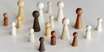 diverse wooden charachters
photo> Freepik