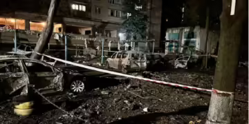 Последиците од нападот со руски дрон врз Днипро, доцна на 16 април 2025 година. Фото: Борис Филатов/Телеграм